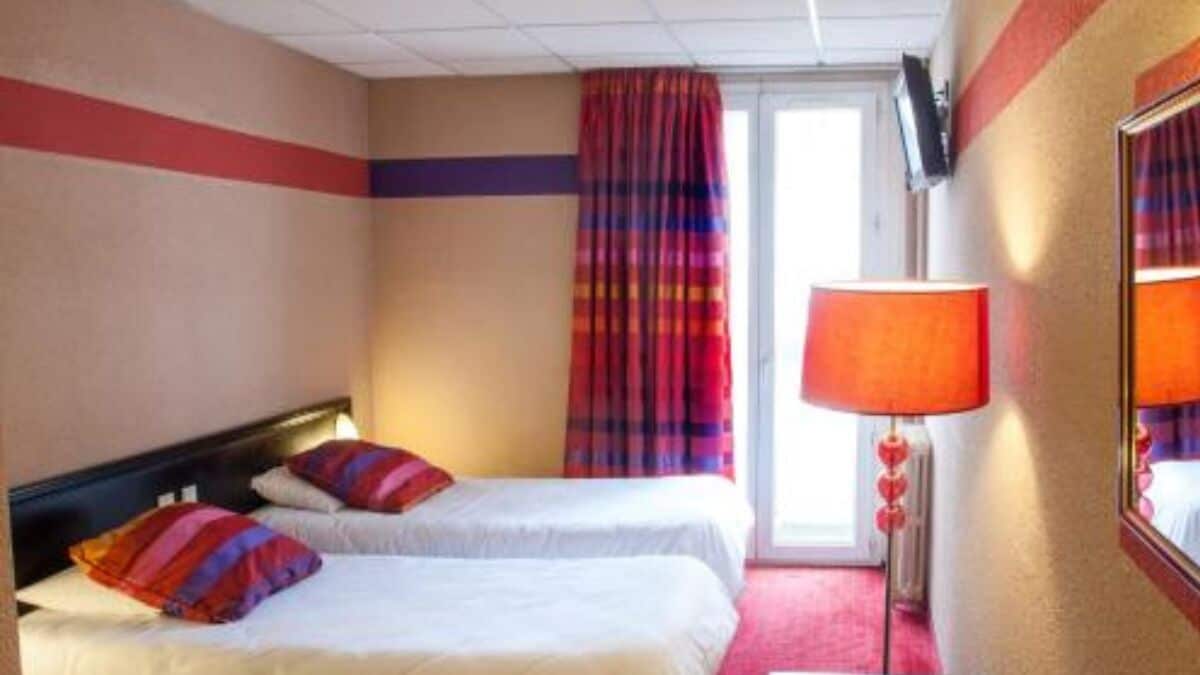 Habitación cuádruple | Caja de seguridad en la habitación, escritorio y insonorización 