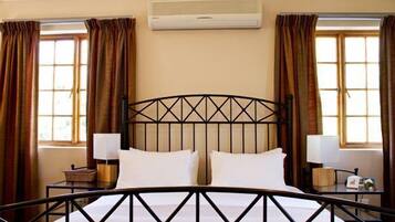 Brankas, setrika/meja setrika, dan Wi-Fi (biaya tambahan)