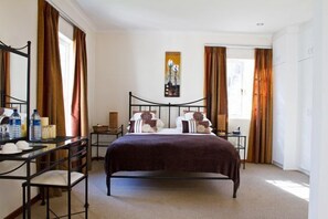 Coffres-forts dans les chambres, fer et planche à repasser, Wi-Fi