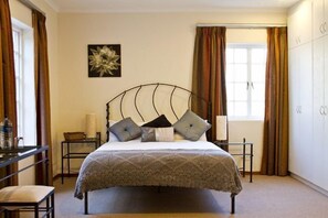 Coffres-forts dans les chambres, fer et planche à repasser, Wi-Fi