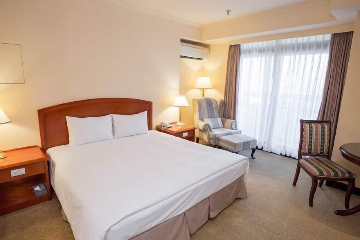 Bộ đồ giường cao cấp, chăn bông, nệm có lớp đệm bông, minibar