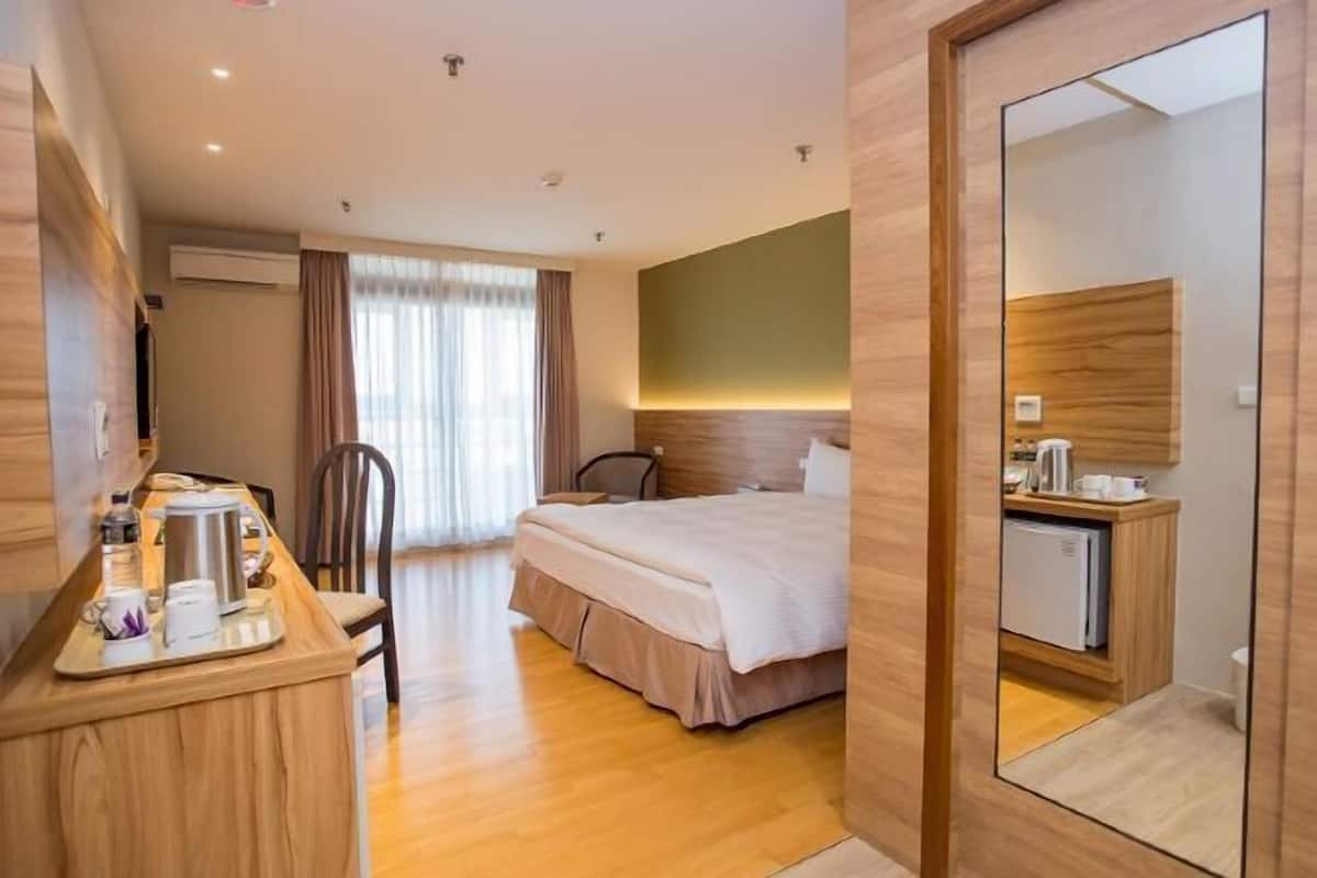 Premium bedding, down duvets, pillow-top beds, minibar