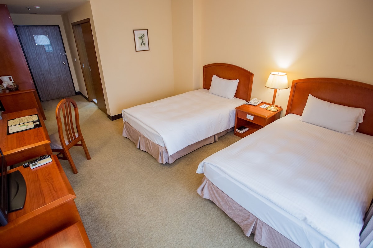 Standard Twin Room | Premium bedding, down duvets, pillow-top beds, minibar