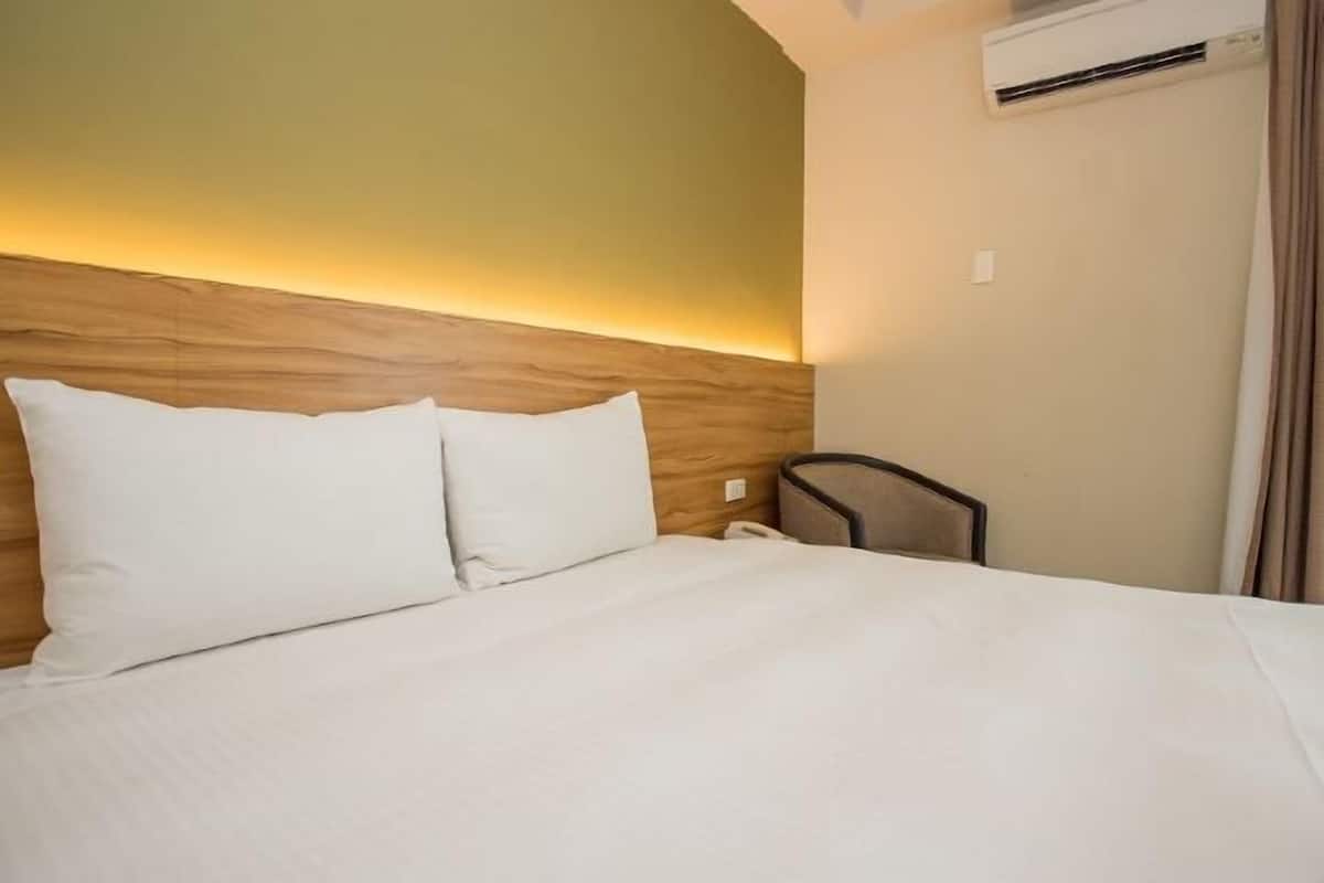 Premium bedding, down duvets, pillow-top beds, minibar