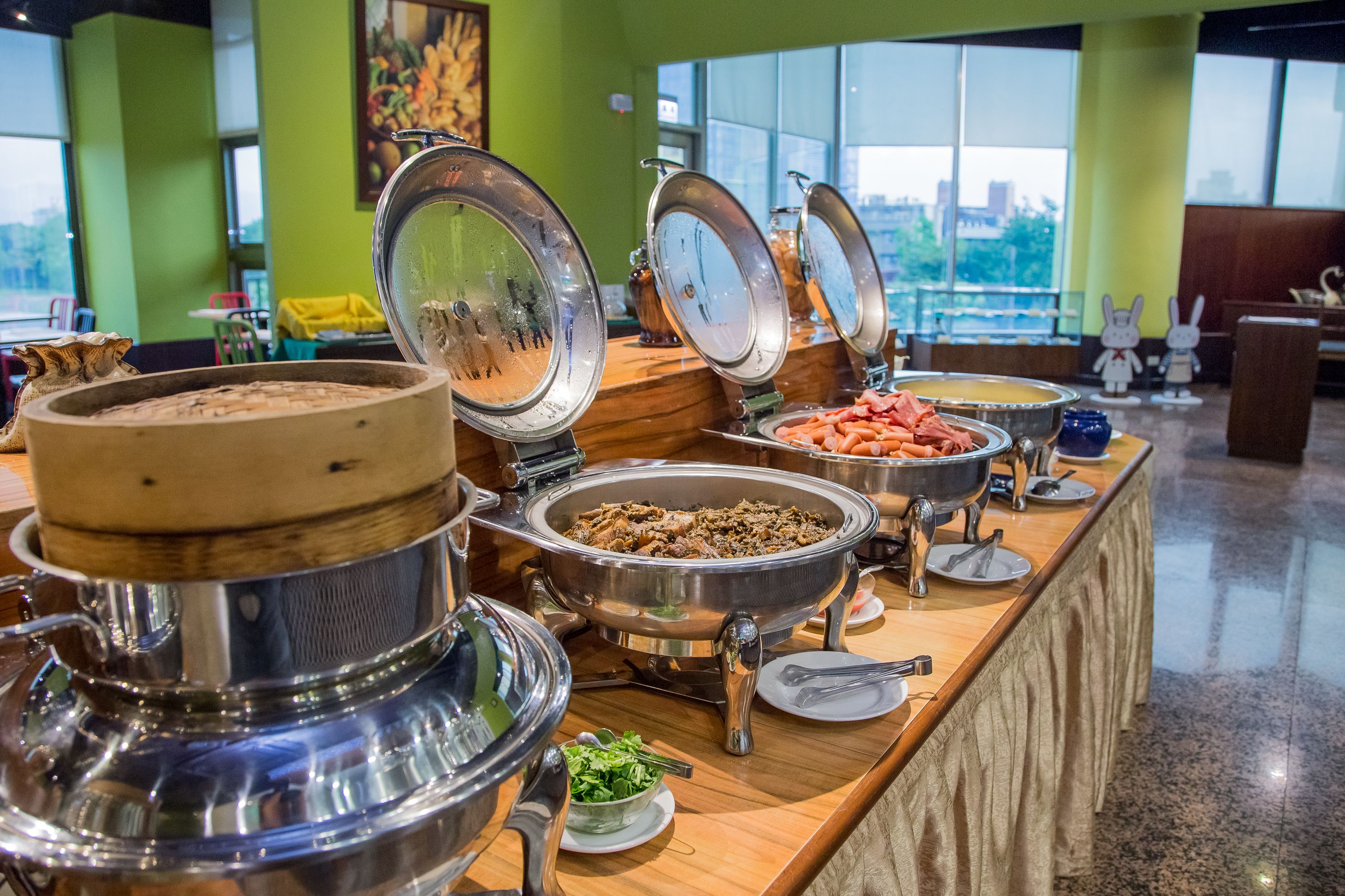 daily self-service breakfast (twd 453 per person)