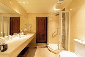 A bathroom with a shower, sink, and toilet. - Jiuwu Hotel (Luodong)
