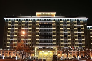 Front of property โ evening/night - Beijing Minzu Hotel (Beijing)