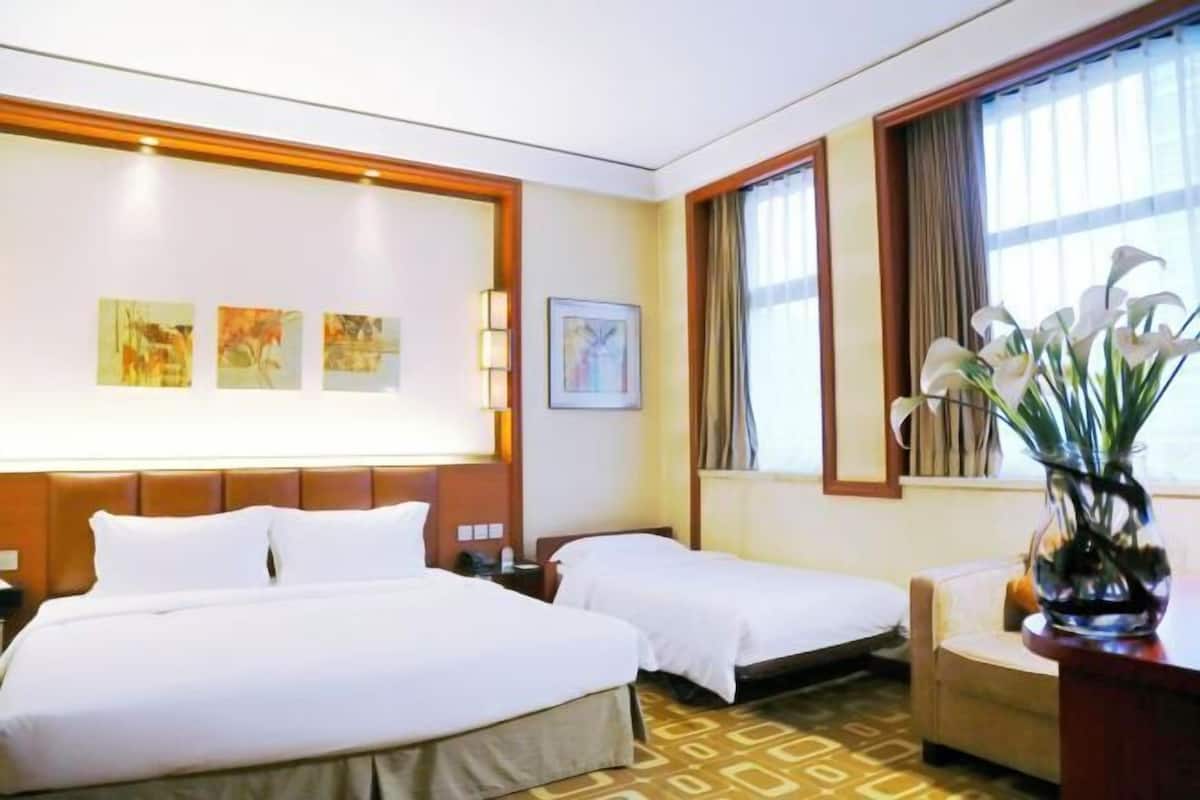 Minibar, coffres-forts dans les chambres, bureau