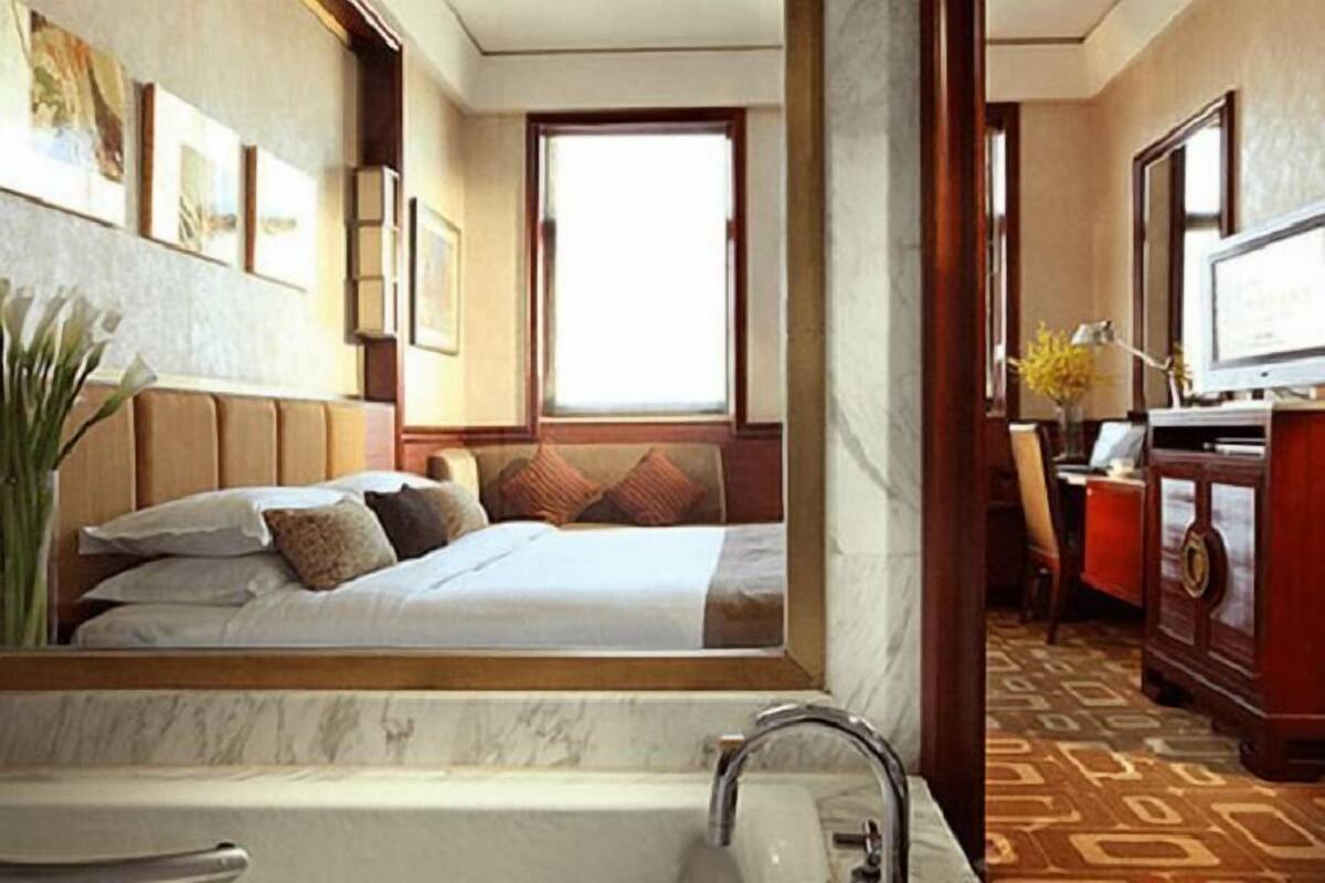 Minibar, in-room safe, desk, laptop workspace