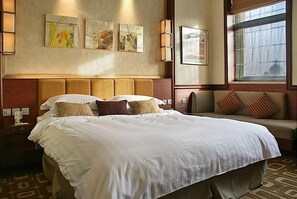Minibar, in-room safe, desk, laptop workspace - Beijing Minzu Hotel    (Beijing)