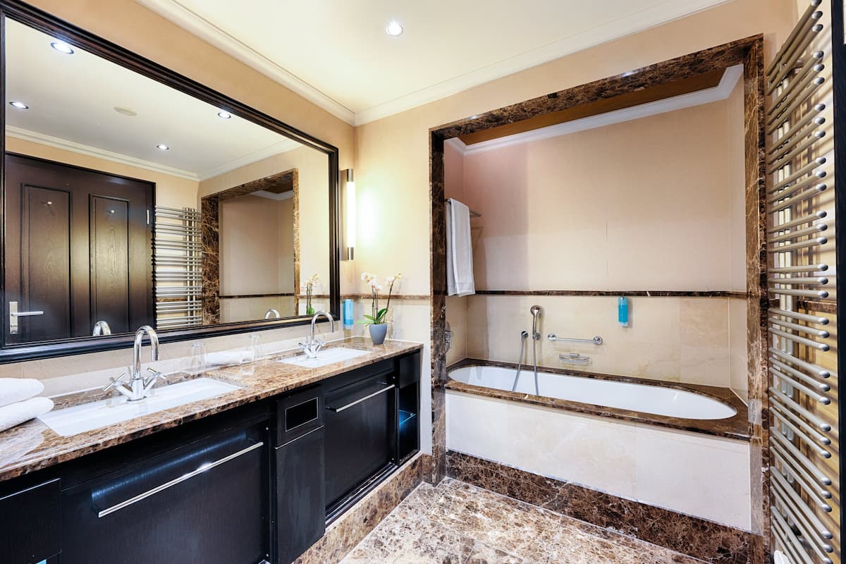 separate bathtub and shower, free toiletries, hair dryer, towels