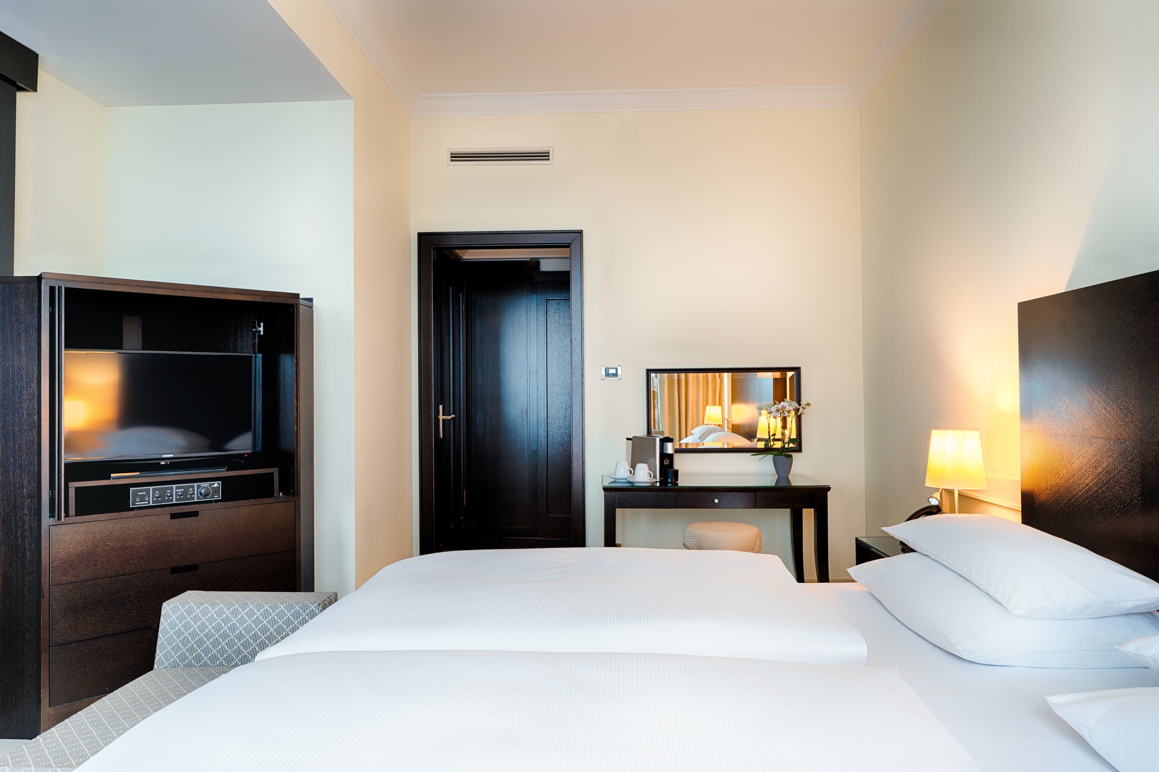 行政套房 | 防敏寢具、房內夾萬、書桌、手提電腦工作空間