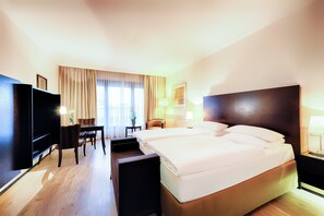 Superior Double Room | Hypo-allergenic bedding, in-room safe, desk, laptop workspace - Welcome Parkhotel Euskirchen (Euskirchen)
