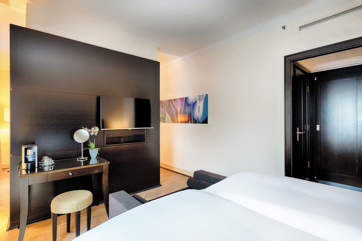 Hypo-allergenic bedding available, in-room safe, desk, laptop workspace