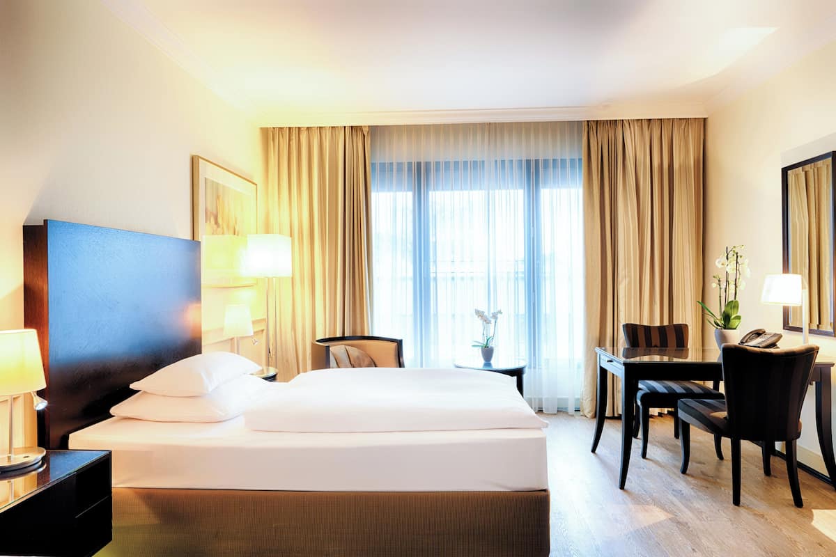 Hypo-allergenic bedding available, in-room safe, desk, laptop workspace