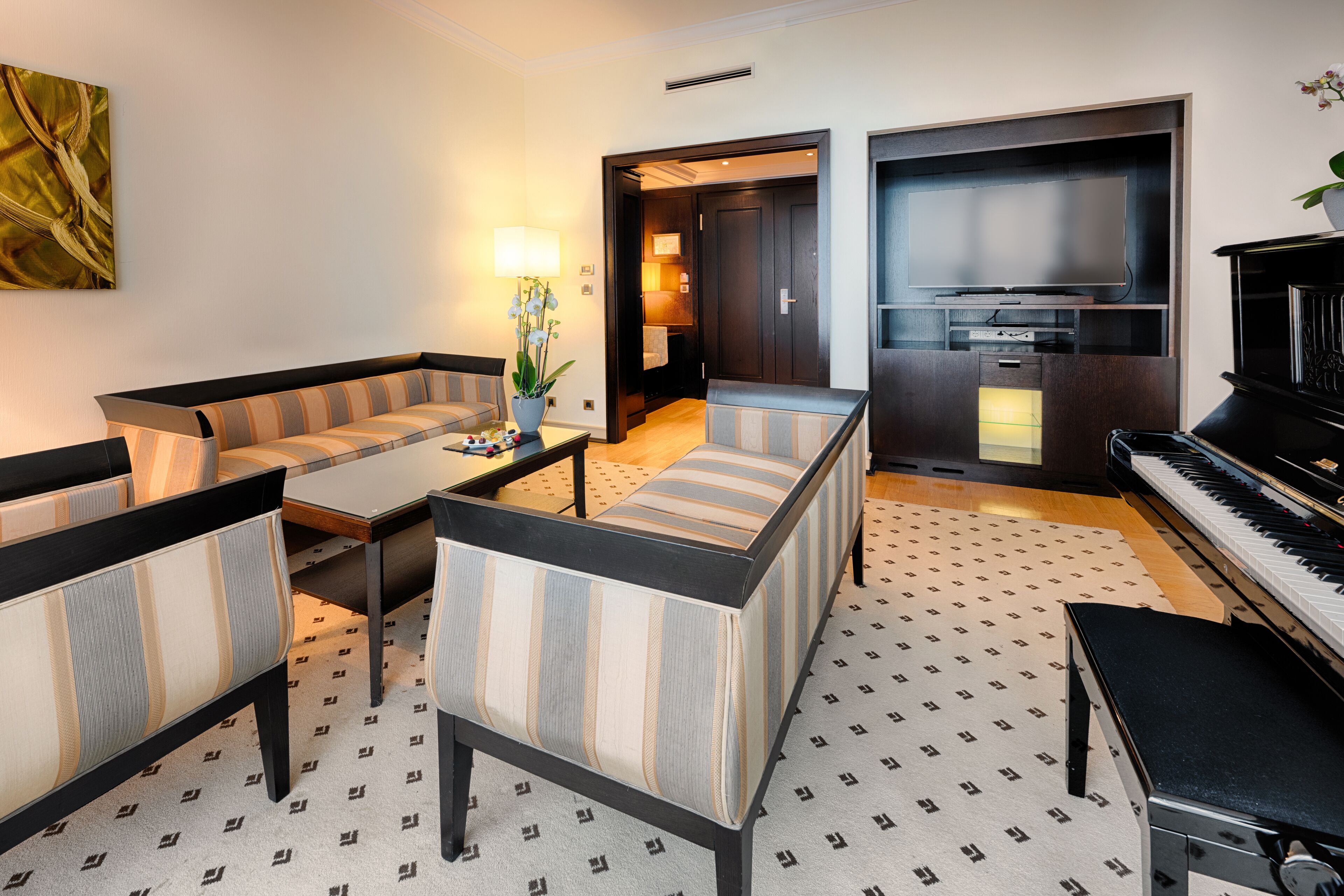 executive suite | living area | flat-screen tv