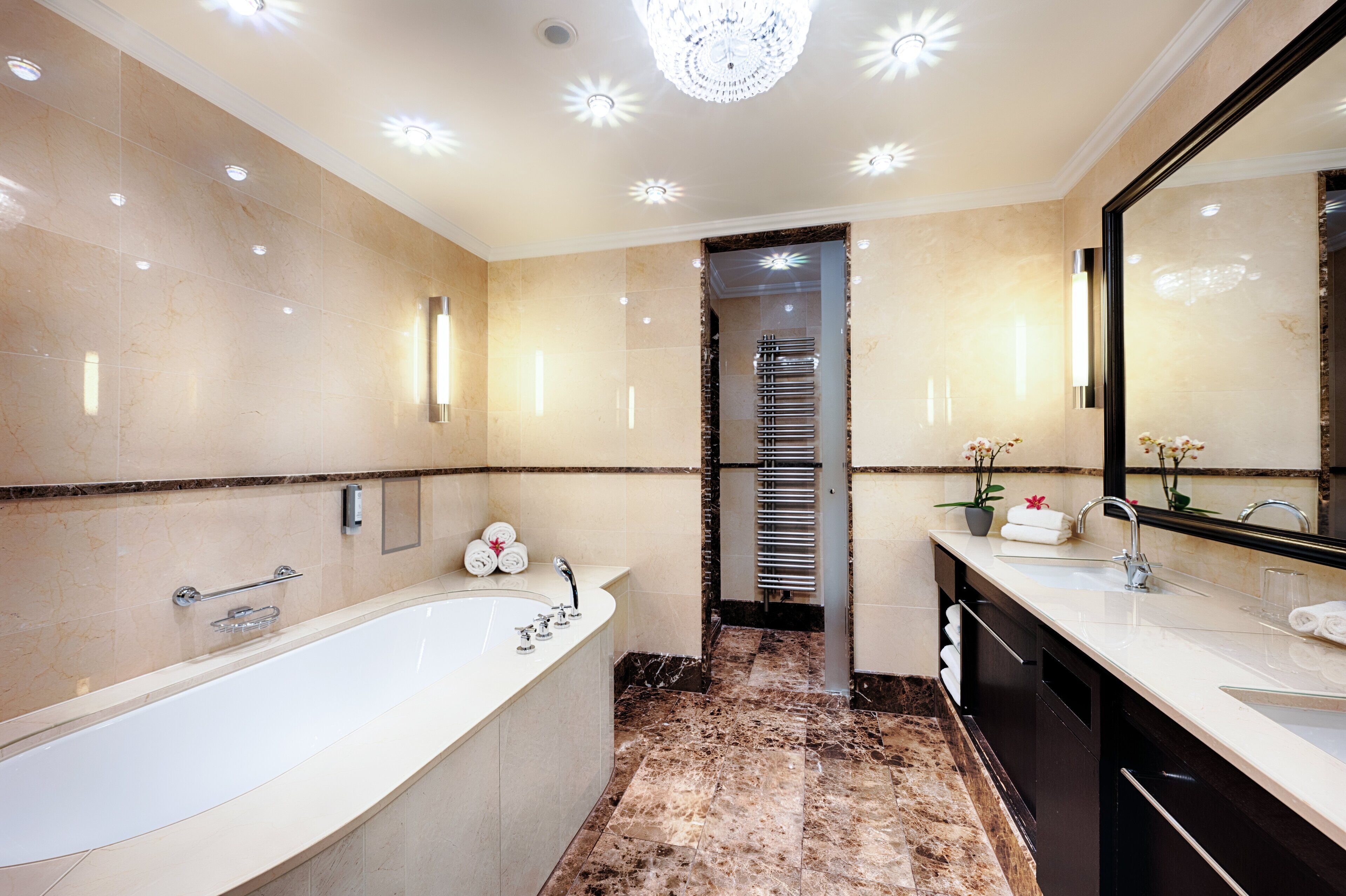 executive suite | bathroom | separate bathtub and shower, free toiletries, hair dryer, towels