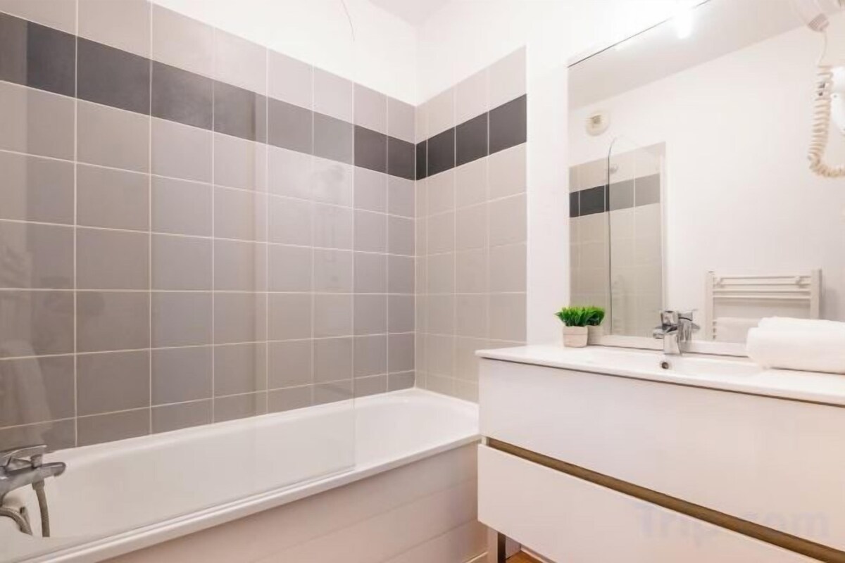 Bathroom | Bathtub, hair dryer (on request), towels, soap