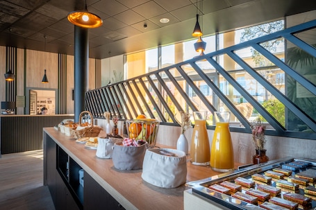 Café da manhã com buffet todos os dias (EUR 14 por pessoa)