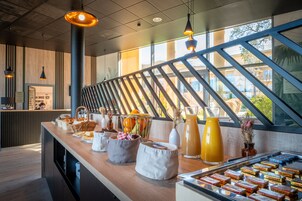 Se ofrece un desayuno bufé todos los días (14 EUR por persona)