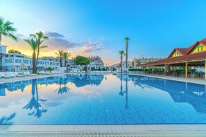 Indoor pool, 2 outdoor pools, pool umbrellas, pool loungers - Club Hotel Pineta - All Inclusive (Marmaris)
