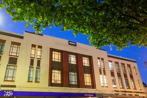 Un bâtiment dont la façade porte une enseigne indiquant « QUEST » et « Pacific Radiology ».