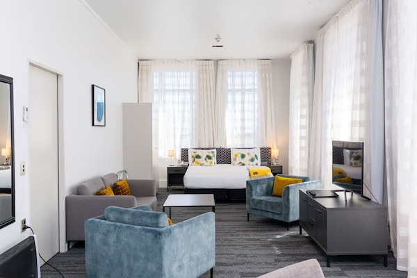 Ropa de cama de alta calidad, escritorio y cortinas blackout