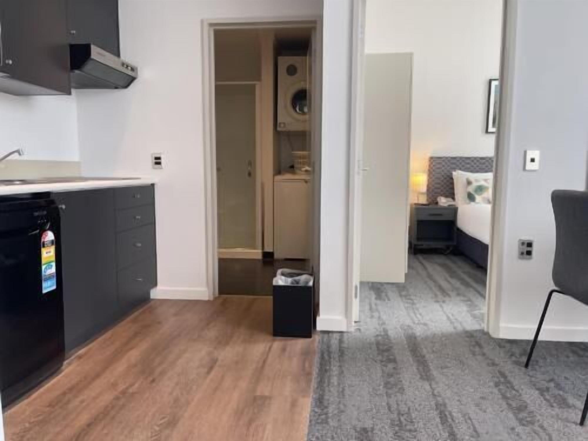 Sengetøy av topp kvalitet, skrivebord og blendingsgardiner