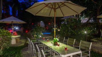 Se sirven desayunos y cocina internacional, junto a la piscina