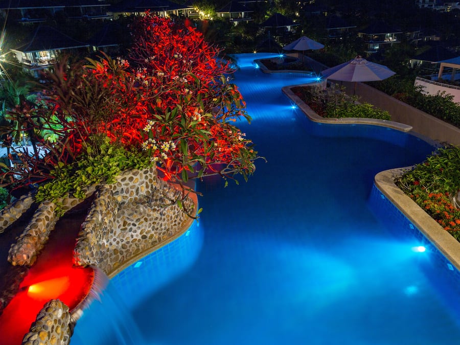 Udendørs pool, parasoller, liggestole