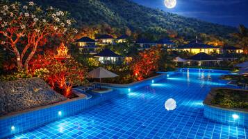 Außenpool, Sonnenschirme, Liegestühle