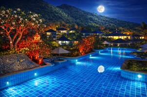 Una piscina al aire libre, sombrillas, tumbonas