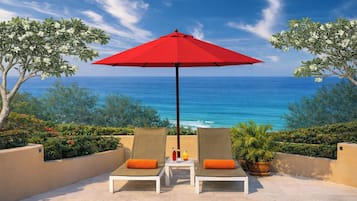 Alberca al aire libre, sombrillas en la alberca y camastros