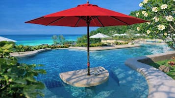 Piscine extérieure, parasols de plage, chaises longues