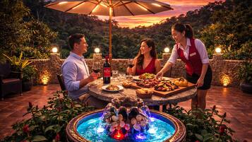 Déjeuner, dîner et souper servis sur place, vue sur la piscine