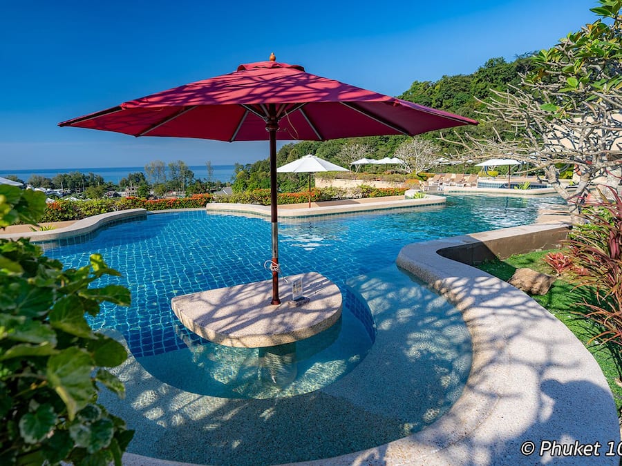 Utendørsbasseng, bassengparasoller og solsenger