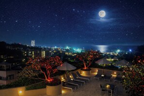 Outdoor pool, pool umbrellas, sun loungers - Pacific Club Resort (Karon)