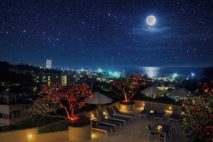 Una piscina al aire libre, sombrillas, tumbonas