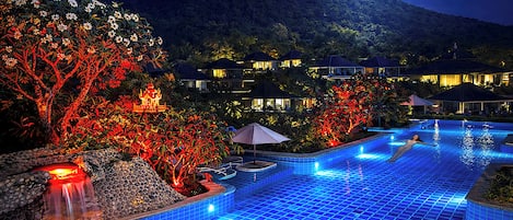 Outdoor pool, pool umbrellas, sun loungers