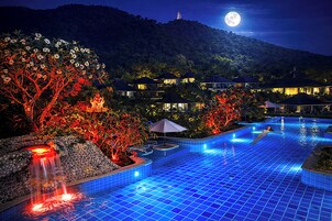 Outdoor pool, pool umbrellas, sun loungers