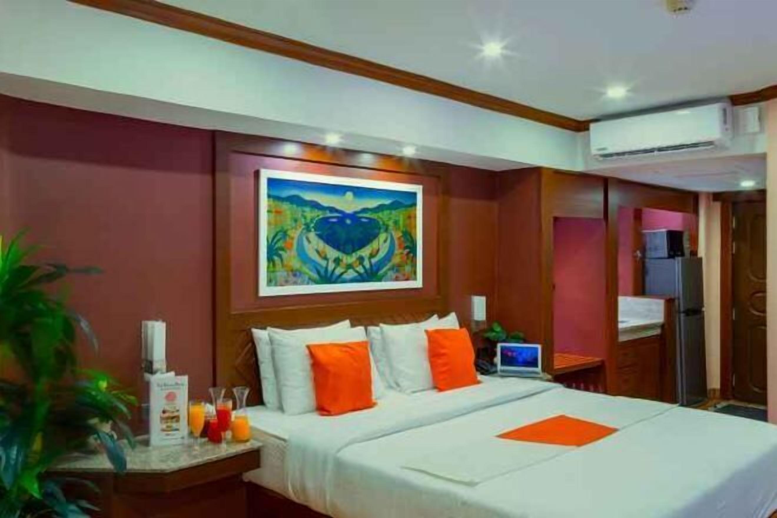 Egyptian cotton sheets, premium bedding, down duvets, pillow-top beds