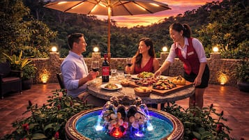 Aperto a colazione, cucina internazionale, con vista sulla piscina