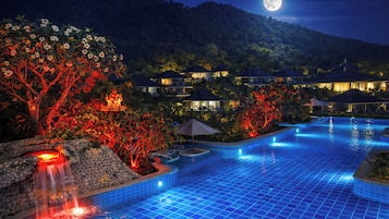 Außenpool, Sonnenschirme, Liegestühle