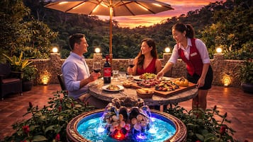 Petit déjeuner, déjeuner et dîner servis sur place, vue sur la piscine