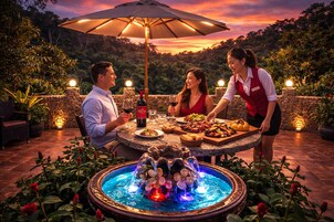 Se sirven desayunos y cocina internacional, junto a la piscina 