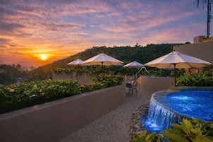 Una piscina al aire libre, sombrillas, tumbonas