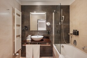 Regadera tipo lluvia y amenidades de baño de diseñador 