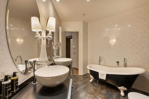 Deluxe suite | Badkamer | Een regendouche, designer toiletartikelen, een haardroger, een bidet