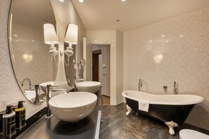 Deluxe Suite | Bathroom | Rainfall showerhead, designer toiletries, hair dryer, bidet - Ikonik Parlament (Budapest)