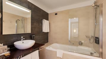 Un baño moderno con un lavabo grande, una bañera y una ducha.